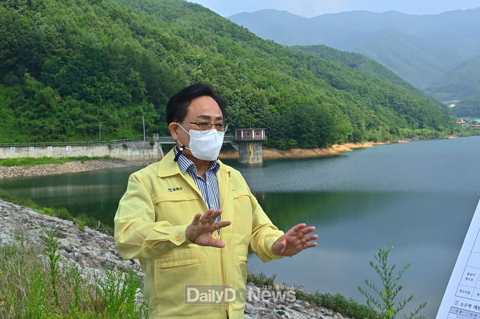 물야오전댐에서 물야지구 농촌용수개발사업에 대해 브리핑을 듣고 있는 엄태항 봉화군수