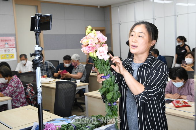 온라인을 활용하여 농특산물을 판매하는 교육을 하고있다