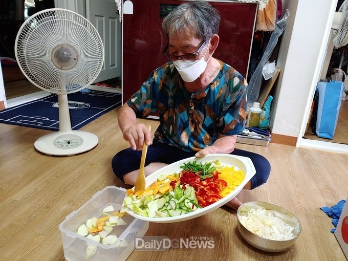 물김치를 직접 만들고 있는 어르신