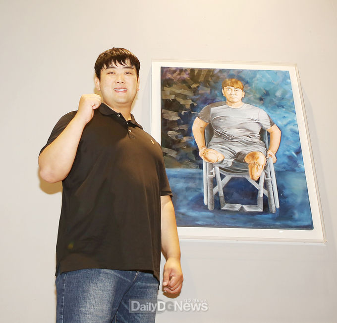 칠곡군 제공) 하재헌 예비역 중사가 ‘북한 목함지뢰 도발’6주기를 하루 앞둔 지난 3일 6.25전쟁 최대 격전지인 칠곡군을 찾아 의족을 하고 당당하게 일어서서 칠곡호국평화기념관에 전시된 자신의 그림 앞에서 파이팅을 외치고 있다.