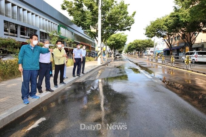 김문오 달성군수가 화원읍 명천로 일대 클린로드 시스템을 점검ㄹ하고 있다. (사진=달성군 제공)