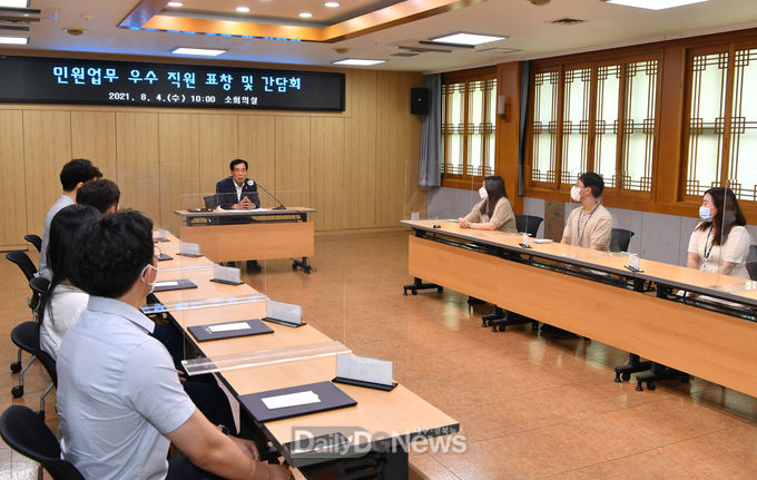 민원처리 마일리지 우수 직원 표창 및 간담회 개최