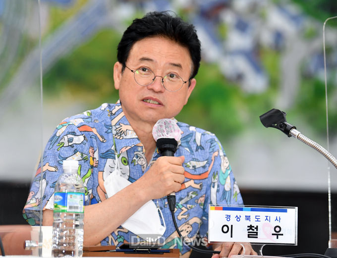 경상북도 이철우 도지사가 8월 4일 봉화군청 회의실에서 스무 번째 ‘새바람 행복버스 현장 간담회’를 개최하고 있다.