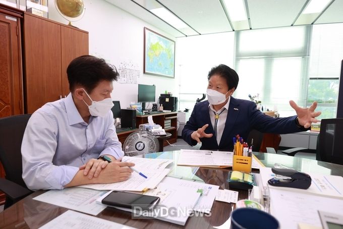 이병환 성주군수가 8월 6일 기획재정부를 방문해 내년도 주요 국비 사업을 설명하고 예산안 반영을 요청하고 있다.