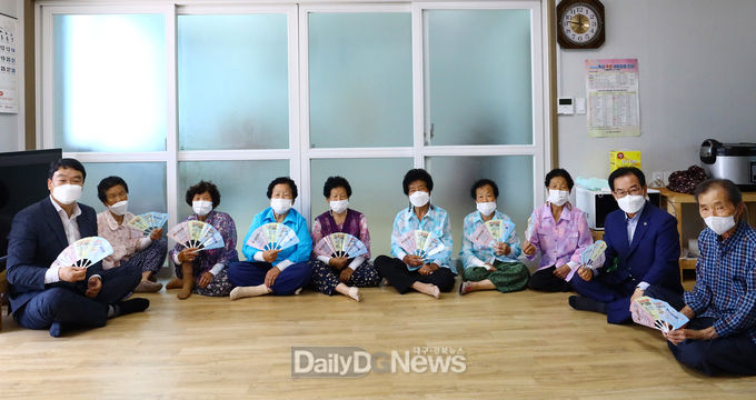 백선기 칠곡군수가 지난 8월 5일 취약계층의 보호를 위해 관내 무더위쉼터를 직접 방문해 무더위 쉼터 운영 실태를 점검하고 폭염과 코로나19로 지친 어르신들의 애로사항을 청취하고 있다.