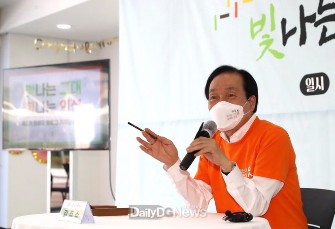 김주수 의성군수가 블로그 기자단 발대식에서 인사말을 하고 있다.