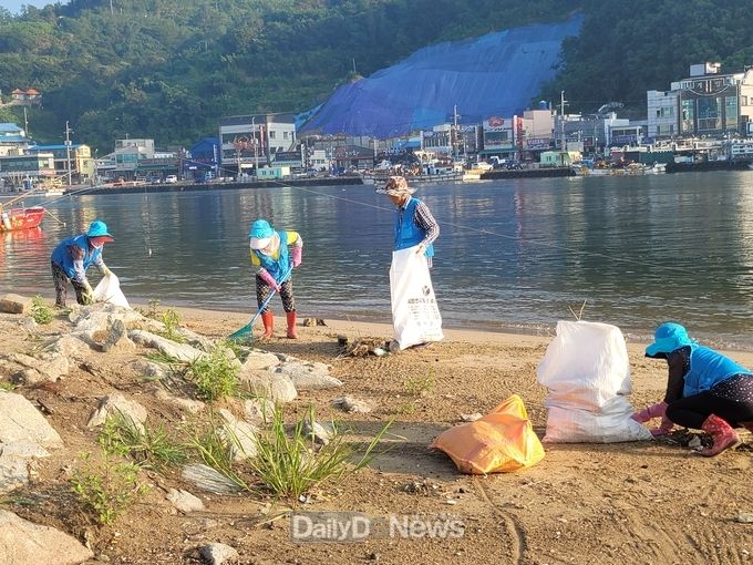 바다환경지킴이는 해양정화활동에 구슬땀