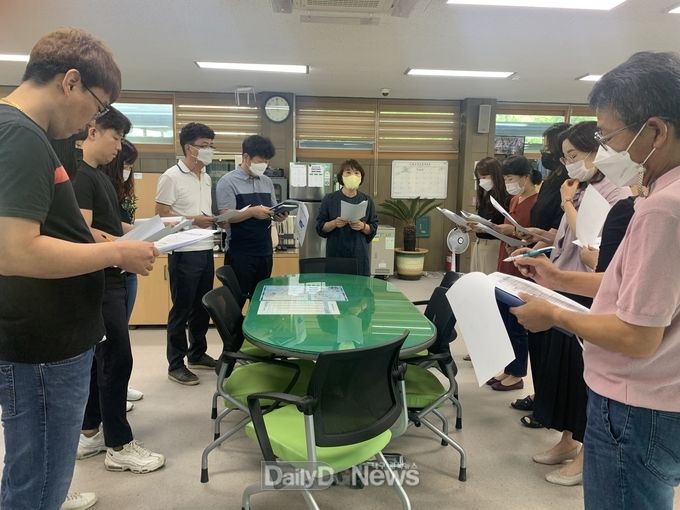  8월 9일 친절교육을 받고 있는 봉성면사무소 직원들(교육자 봉성부면장 이경자-노란색마스크)