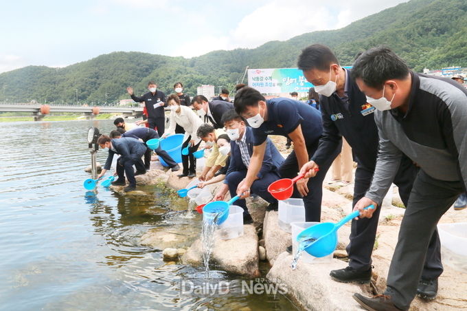 청송군, 어자원 증식 및 건강한 생태계 조성 앞장[토종 어류 자체방류 실시