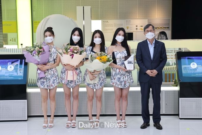 한국수력원자력, 브레이브걸스 홍보대사 위촉(오른쪽 첫 번째 정재훈 한수원 사장)