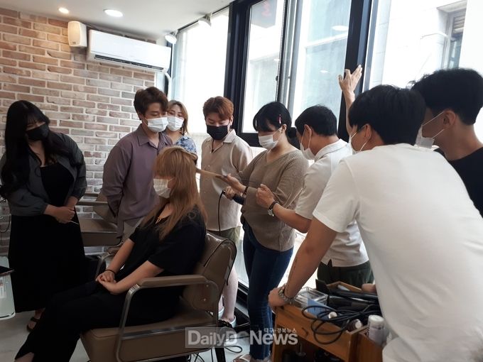 대구공업대학교 헤어디자인과 현장실습교육 실시 모습. (사진= 대구공업대 제공)