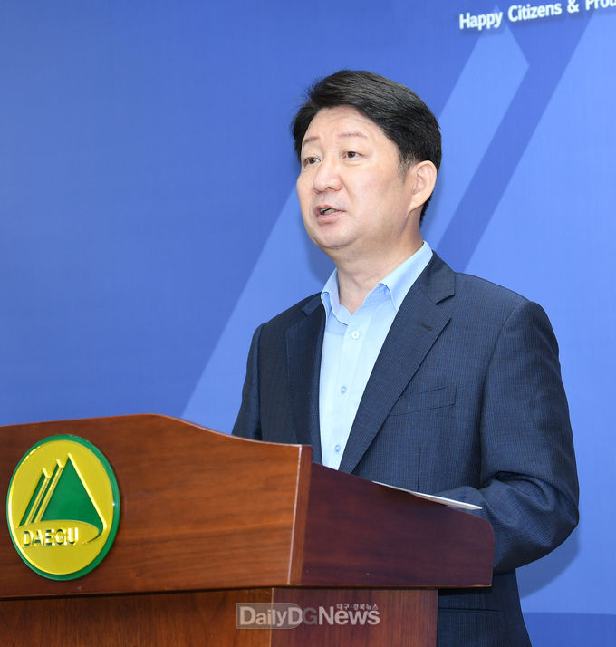 권영진 대구시장이 12일 구미시의 해평취수장 공동활용방안 조건부 동의에 대한 대구시 입장을 발표하고 있다. (사진=대구시 제공) 