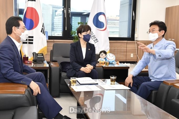 이철우 경북도지사와 김영록 전남도지사가 8월 17일 전현희 국민권익위원회 위원장을 방문해 추석기간 청탁금지법의 농수산물 선물가액 한도를 10만원에서 20만원으로 상향해줄 것을 공동 건의하고 있다.