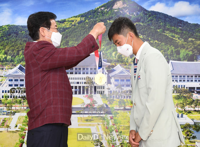 이철우 경상북도지사가 8월 18일 오전 접견실에서 2020 도쿄올림픽에 출전해 역대 올림픽 대한민국 남자 최연소 금메달을 획득한 양궁 2관왕 김제덕 선수에게 금메달을 걸어주며 축하하고 있다.