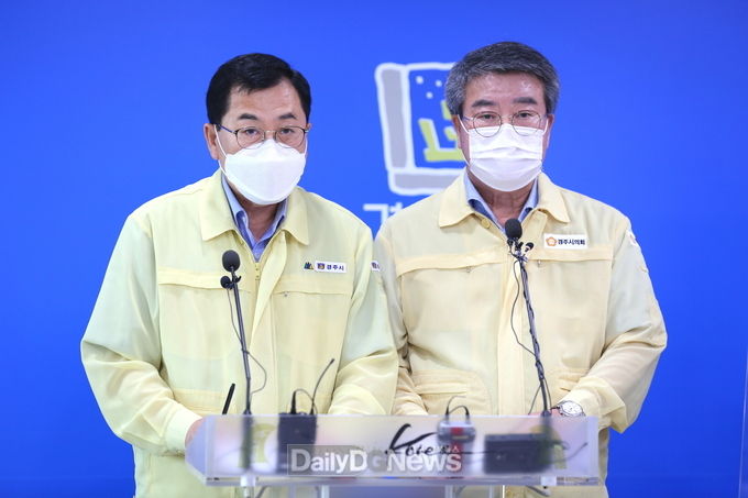 주낙영 경주시장-서호대 시의회 의장, 코로나 5차 재난지원금 및 특별지원금 지급 브리핑 가져