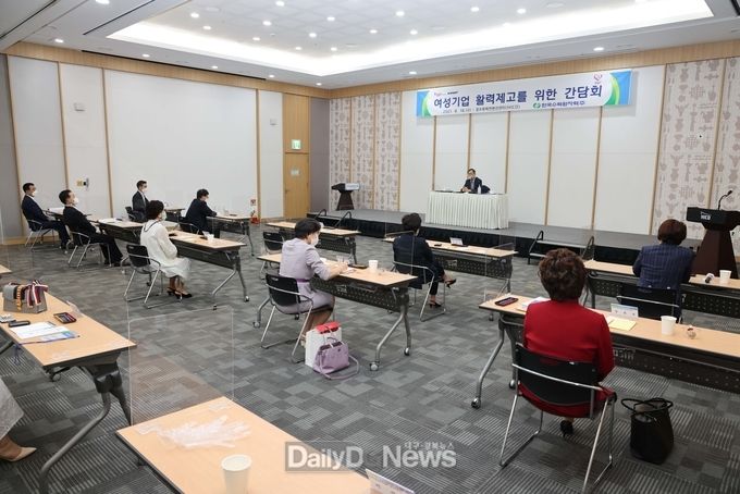8월 18일 여성기업 대표들과의 간담회를 진행중인 정재훈 한수원 사장