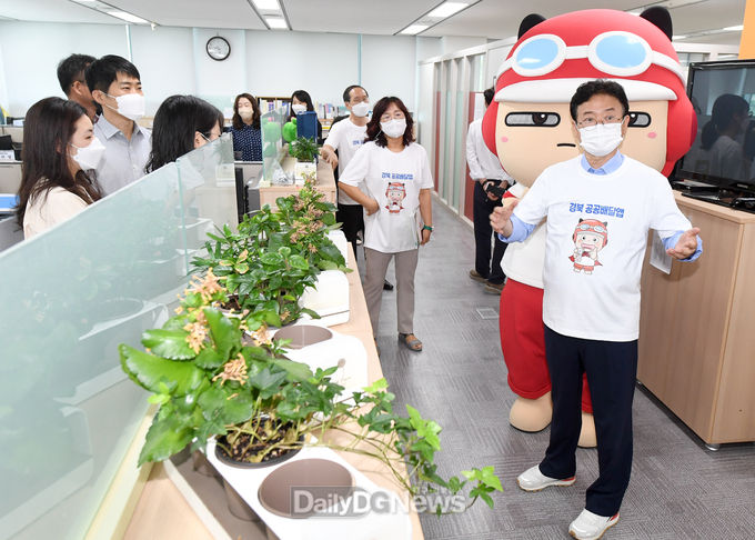 이철우 도지사가 소비자 홍보에 맞춘 앱 활성화를 위해 8월 19일 도청 부서를 직접 방문해 직원을 대상으로 리플릿을 배부하며 가입 홍보를 펼치고 있다.