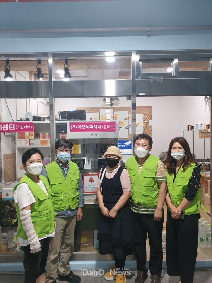 영양읍지역사회보장協, 착한가게 18호점 뷰티센터 현판 전달