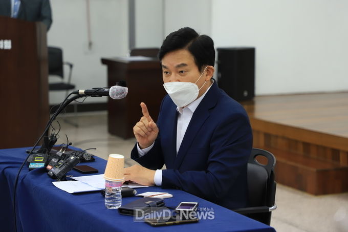 원희룡 국민의힘 대권주자가 19일 대구 기자간담회에서 기자들의 질문에 답하고 있다. (사진=이준호 기자)