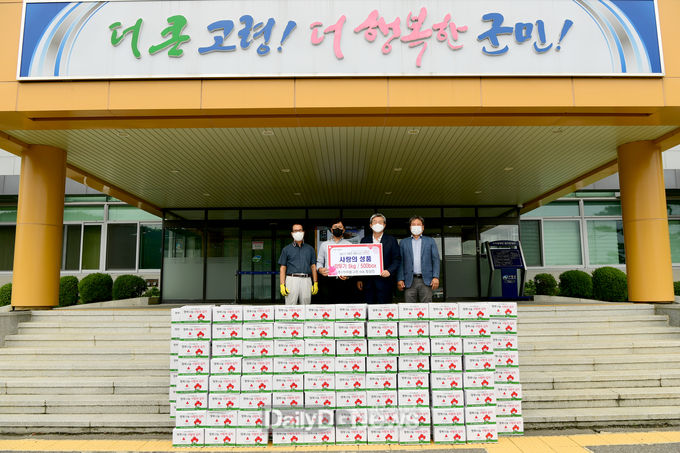농업회사 ㈜가야팜그린, ‘사랑의 깍두기’기탁<br>
