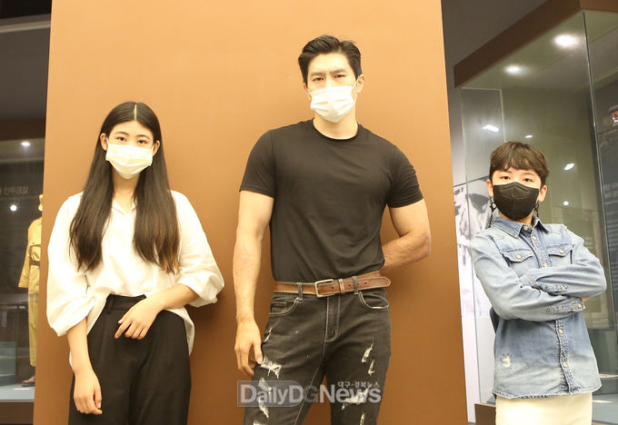 칠곡군 제공) k9 자주포 사고 희생자 이찬호(가운데) 씨가 장래희망이 모델인 권도연(순심여중3)·구성욱(왜관초3) 학생을 만나 워킹과 포즈를 직접 지도한 뒤 기념촬영을 하고 있다.
