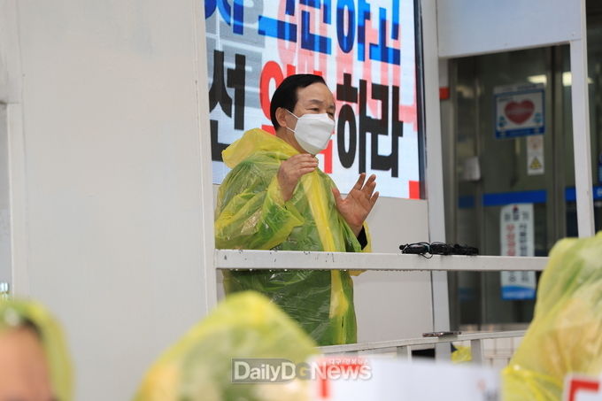 최성덕 윤사모 중앙회장이 23일 이준석 당대표 사퇴요구 집회에서 발언을 하고 있다. (사진=이준호 기자)