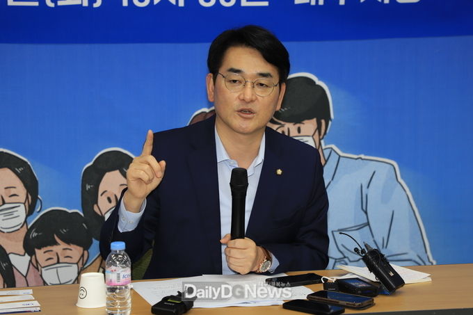 박용진 더불어민주당 대선 후보가 24일 대구시당에서 기자간담회를 가지고 기자들의 질문에 답하고 있다. (사진=이준호 기자)