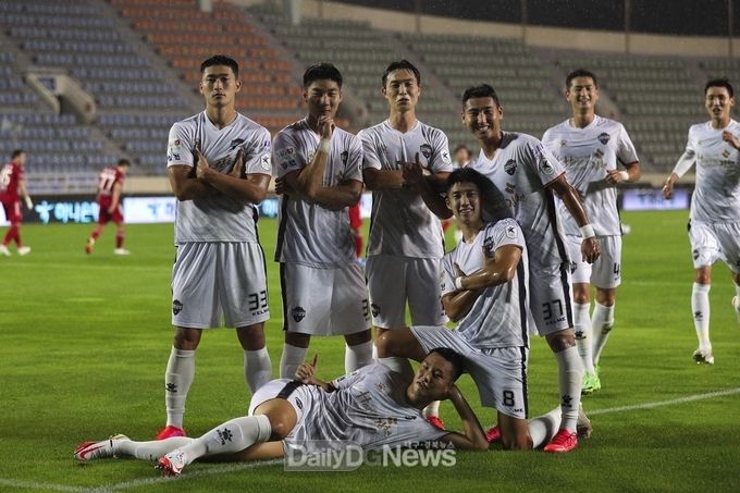 김천상무, 부산에 6대 0 완승거두며 1위 탈환!