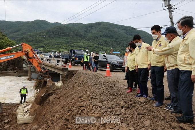 폭우로 끊어진 31번 국도 밤샘 작업으로 임시개통