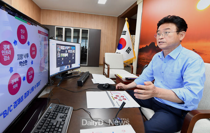 이철우 경북도지사가 8월 25일 온라인 화상회의로 진행된 ‘2021 제2회 지역혁신과 분권자치:새로운 민주주의의 길’컨퍼런스 특별 세션에 참석해 다가오는 대선과 자치분권에 대한 비전을 제시하고 있다.<br>

