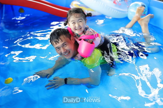 구미시 제공) 육아대디 사진 공모전 대상 수상작 ‘아빠는 비행기’