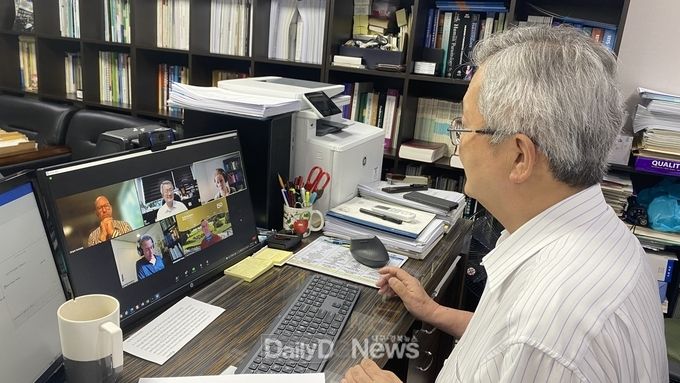 한국건강관리협회 대구본부 제공) ↑한국건강관리협회 채종일 회장(현 세계기생충학자연맹 회장)이 세계기생충학자연맹(WFP) 집행진과 화상회의를 하고 있다.<br>
