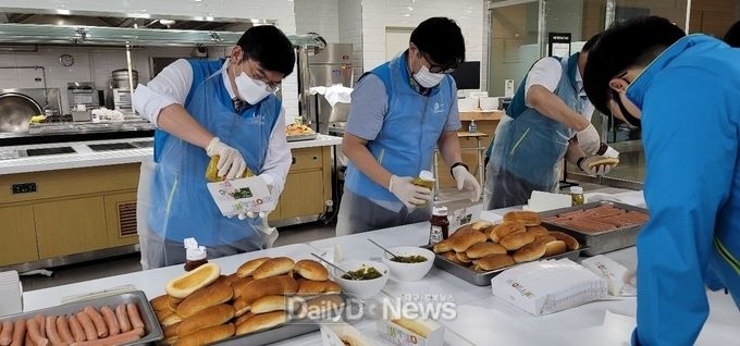한국원자력환경공단과 노동조합이 코로나19 선별진료소, 의료진에 전달할 간식꾸러미를 준비하고 있다.