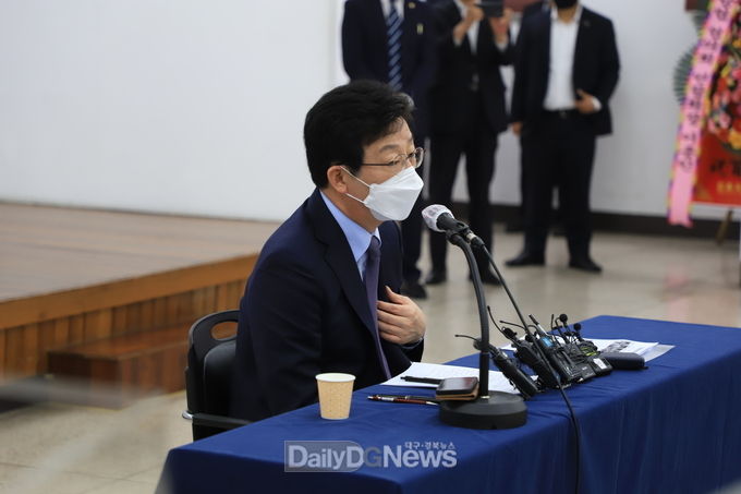 유승민 국민의힘 대선 후보가 27일 대구시당에서 열린 기자회견 자리에서 기자들의 질문에 답하고 있다. (사진=이준호 기자)