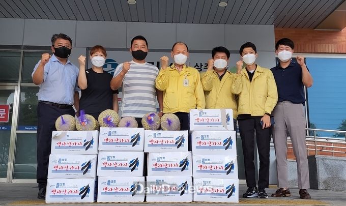 봉사단체·기업, 과일과 치킨 등 전달하며 응원