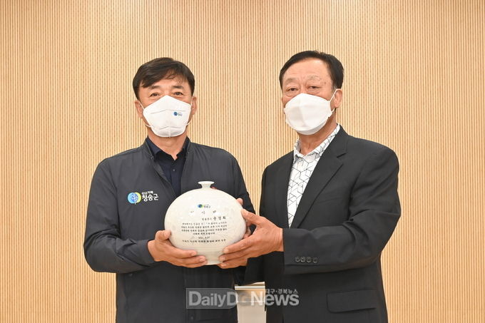 윤경희 청송군수 주산천작목반 감사패 받아