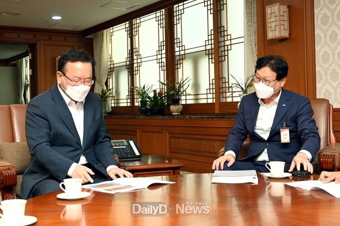 김대권 대구 수성구청장이 지난 26일 김부겸 국쿠총리를 면담하고 지역 현안 사업에 관한 정부 지원을 건의하고 있다. (사진=수성구청 제공)