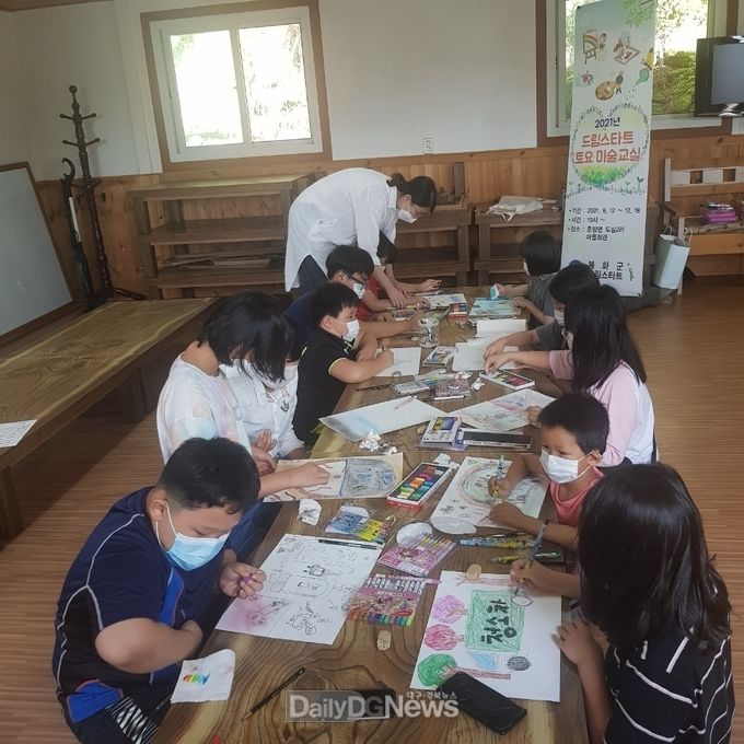마을회관에서 도심,서벽리 아이들이 모여 미술수업을 받고 있다
