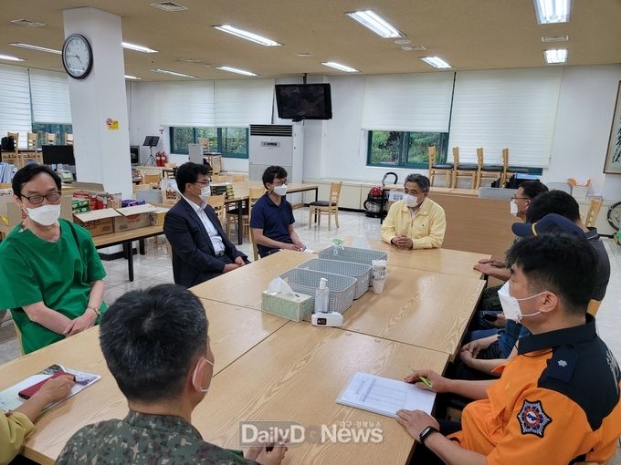 강성조 경북도 행정부지사가 9월 1일 코로나19 현장을 방문하여 근무자들에게 고마움을 전하면 격려하고 있다.