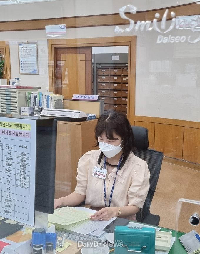 대구 달서구청이 시범 도입한 웨어러블캠 착용 모습. (사진=달서구 제공)