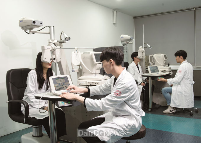 대구보건대학교 안경광학과 실습 모습. (사진=대구보건대 제공)