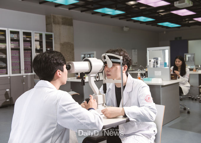 대구보건대학교 안경광학과 실습 모습. (사진=대구보건대 제공)