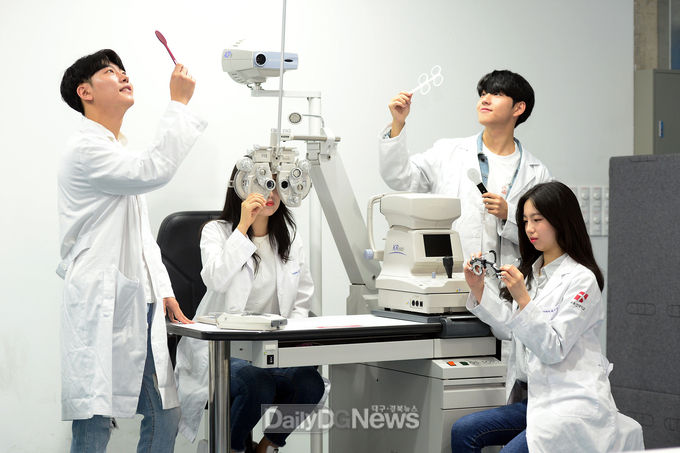 대구보건대학교 안경광학과 실습 모습. (사진=대구보건대 제공)