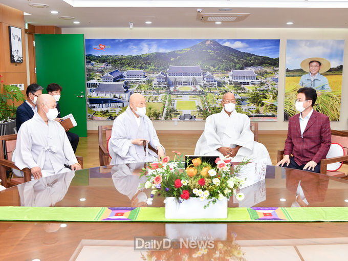 대한불교조계종 종정 진제 대종사가 9월 2일 오후 경북도청을 방문하여 이철우 도지사와 환담을 나누고 있다.