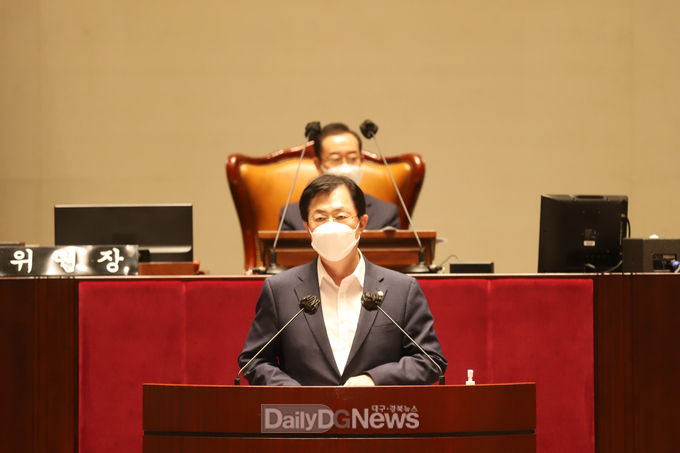 인사말 전하는 이만희 의원