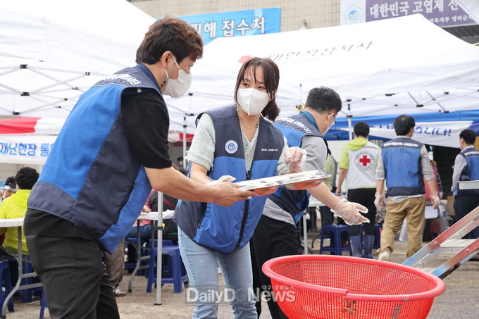 한수원 봉사단이 피해상인들을 위한 식사제공 봉사활동에 힘쓰고 있다.