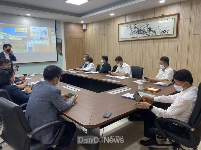 대구 북구청이 6일 북구 주니어보드 메타버스 회의장에 접속해 간부회의를 진행하고 있다. (사진=북구청 제공)