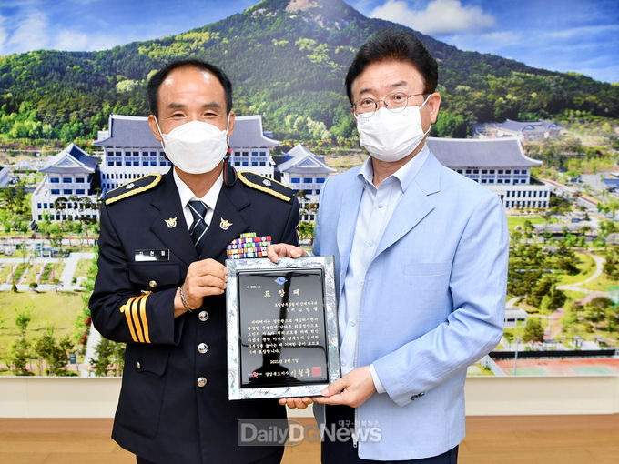 이철우 경상북도지사가 9월 7일 오전 도청에서 포항 형산강 섬안큰다리 인근에서 극단적 선택을 시도한 30대 남성을 구한 포항남부경찰서 상대지구대 김현필 경위(56세)에게 표창패를 수여하고 있다.
