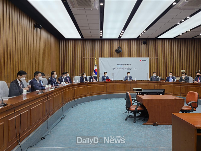 김형동 의원이 원내대책회의에 참석하고 있다(좌측에서 두 번째).