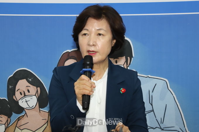 추미애 더불어민주당 대선 후보가 8일 대구시당에서 기자간담회를 가지고 있다. (사진=이준호 기자)